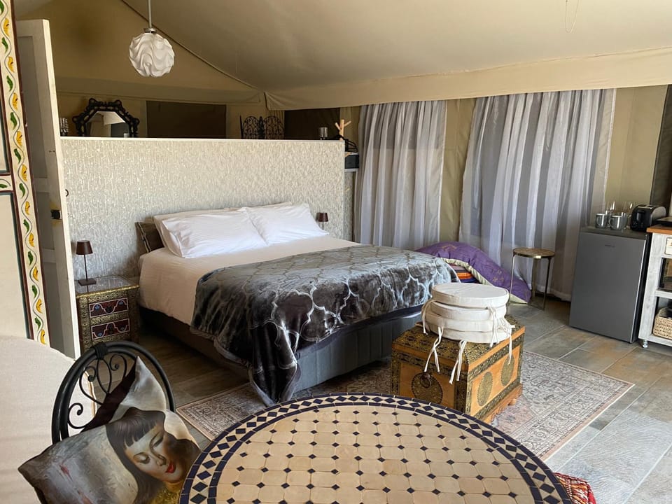 Bed, Living room, Photo of the whole room, Seating area, Bedroom