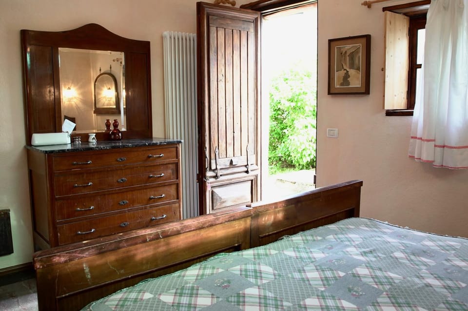 Photo of the whole room, Decorative detail, Garden view