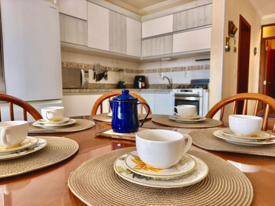 Coffee/tea facilities, Kitchen or kitchenette, Dining area, stove