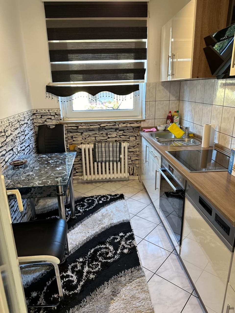 Kitchen or kitchenette, Seating area, Dining area, oven, stove