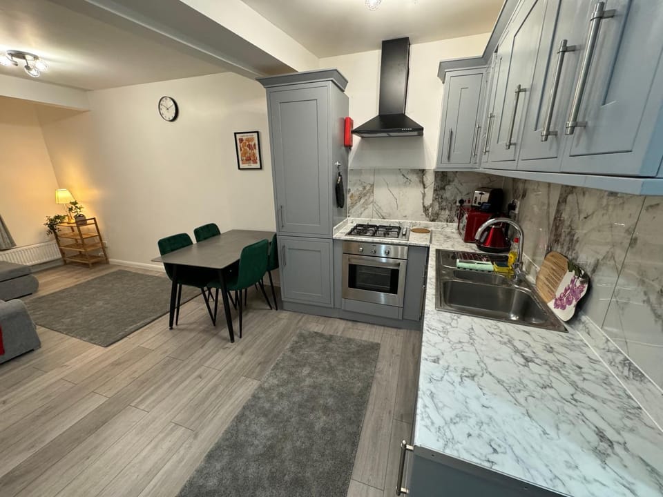 Kitchen or kitchenette, Dining area, microwave, oven, stove, toaster, washing machine