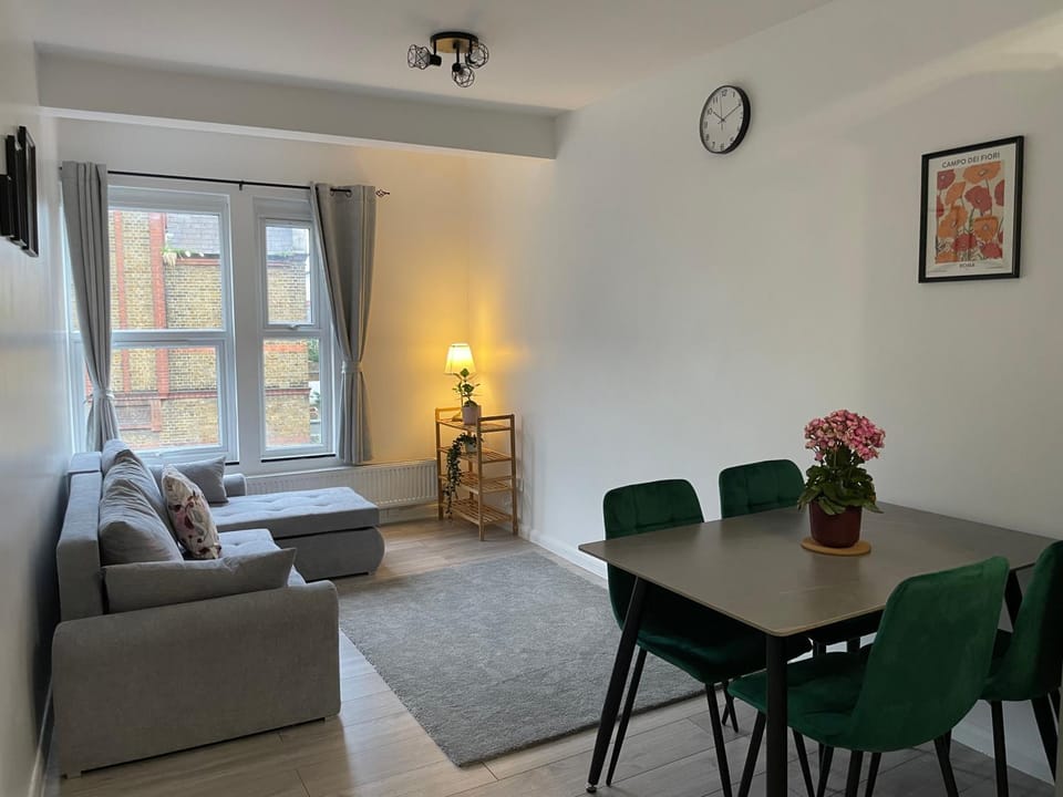 Bed, Living room, Seating area, Dining area
