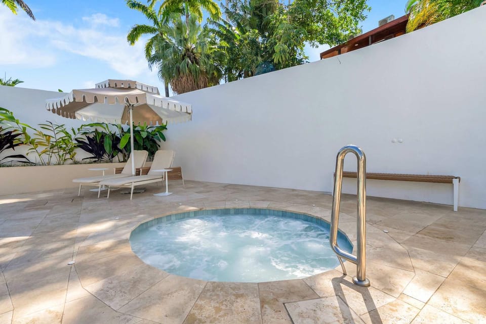 Hot Tub, sunbed
