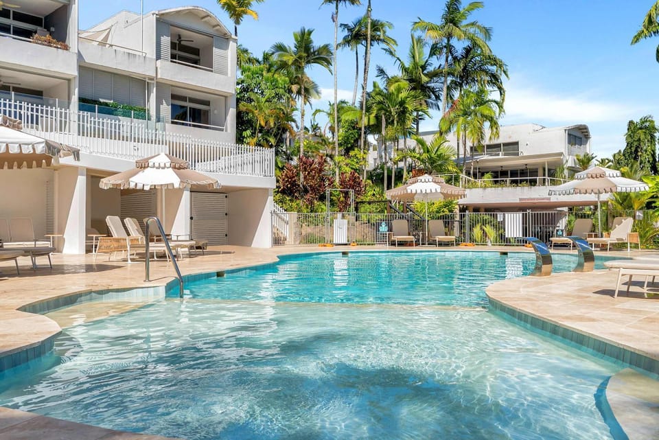 Swimming pool, sunbed