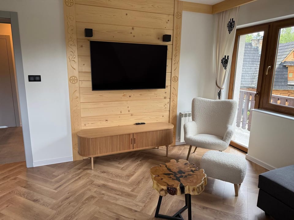 Communal lounge/ TV room, TV and multimedia, Living room, Seating area, Evening entertainment