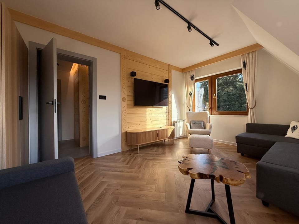 Communal lounge/ TV room, Living room, Seating area