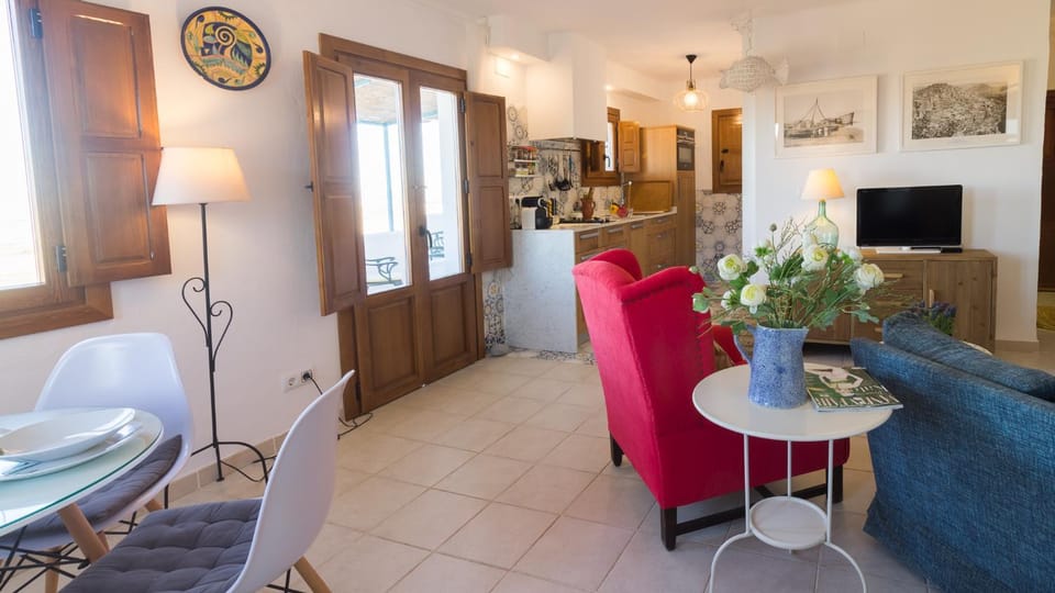 Coffee/tea facilities, Kitchen or kitchenette, Living room