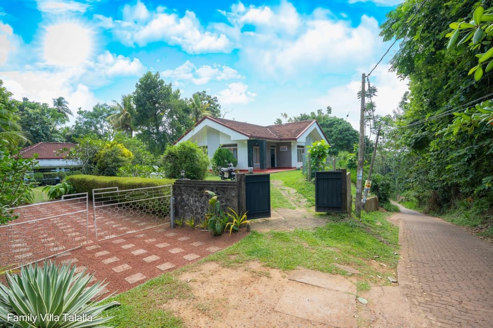 Property building, Day, Neighbourhood, Natural landscape, Garden view, Street view