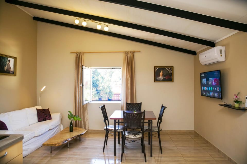 TV and multimedia, Living room, Dining area, air conditioner