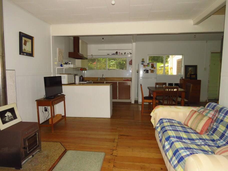 Rustic Charmer in Cable Bay House in Northland