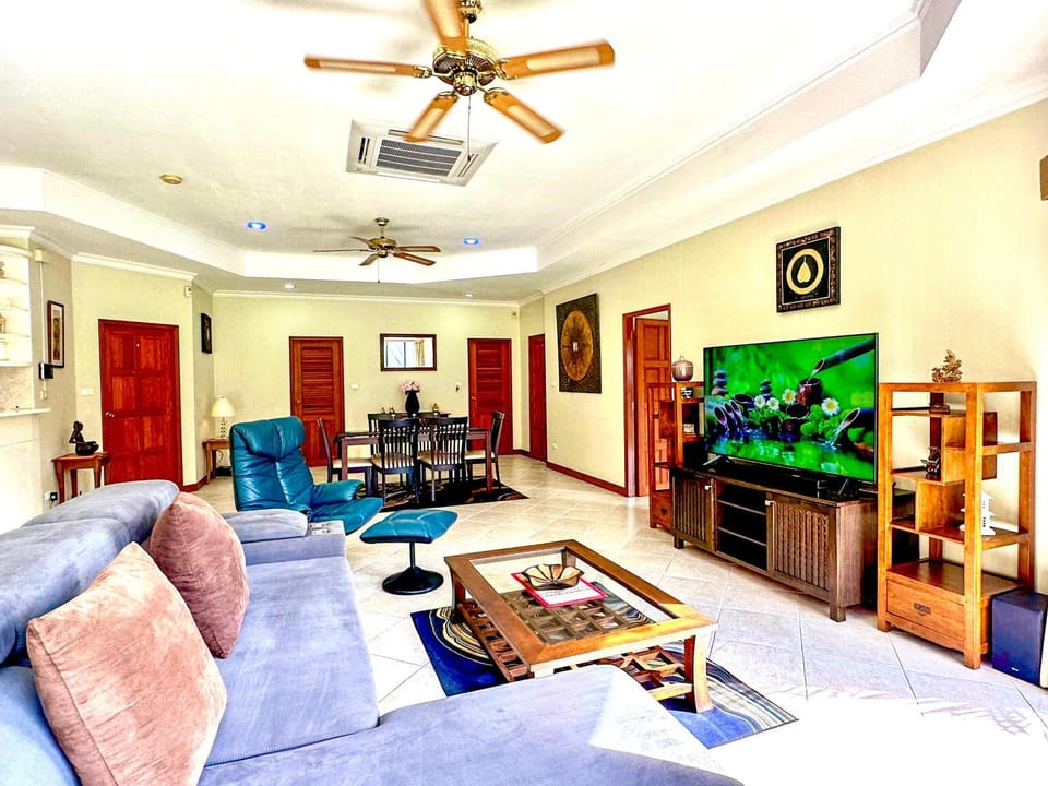 Living room, Photo of the whole room, Dining area, Evening entertainment