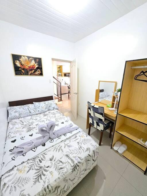 Photo of the whole room, Bedroom, wardrobe