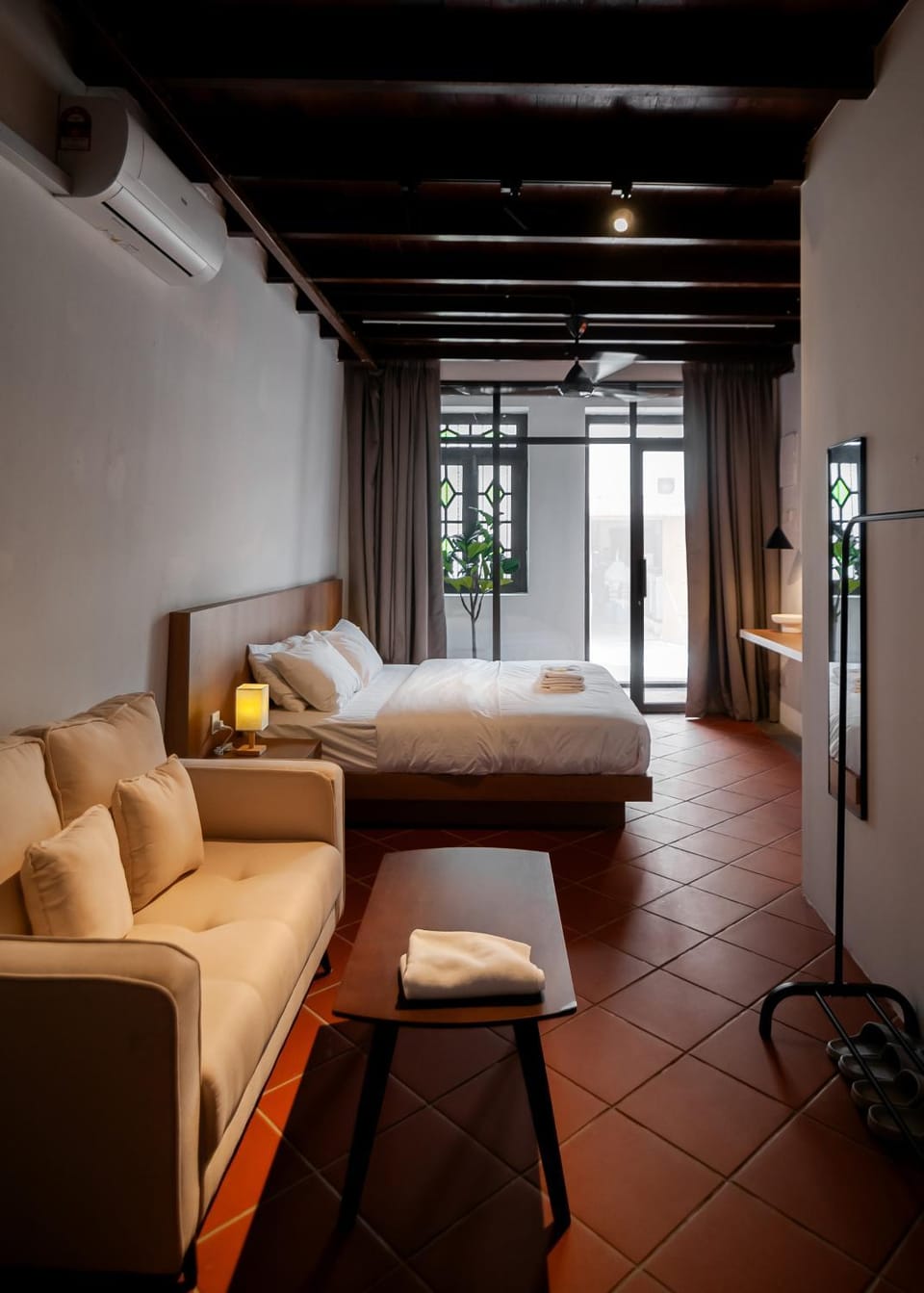 Bed, Balcony/Terrace, Photo of the whole room, Seating area, Bedroom, air conditioner