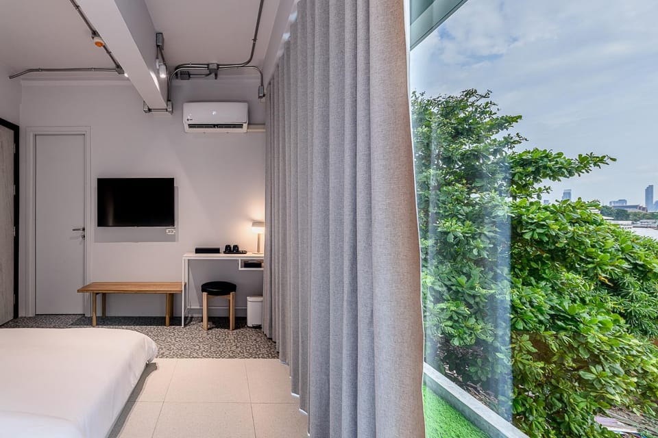 Bed, TV and multimedia, View (from property/room), Bedroom, air conditioner