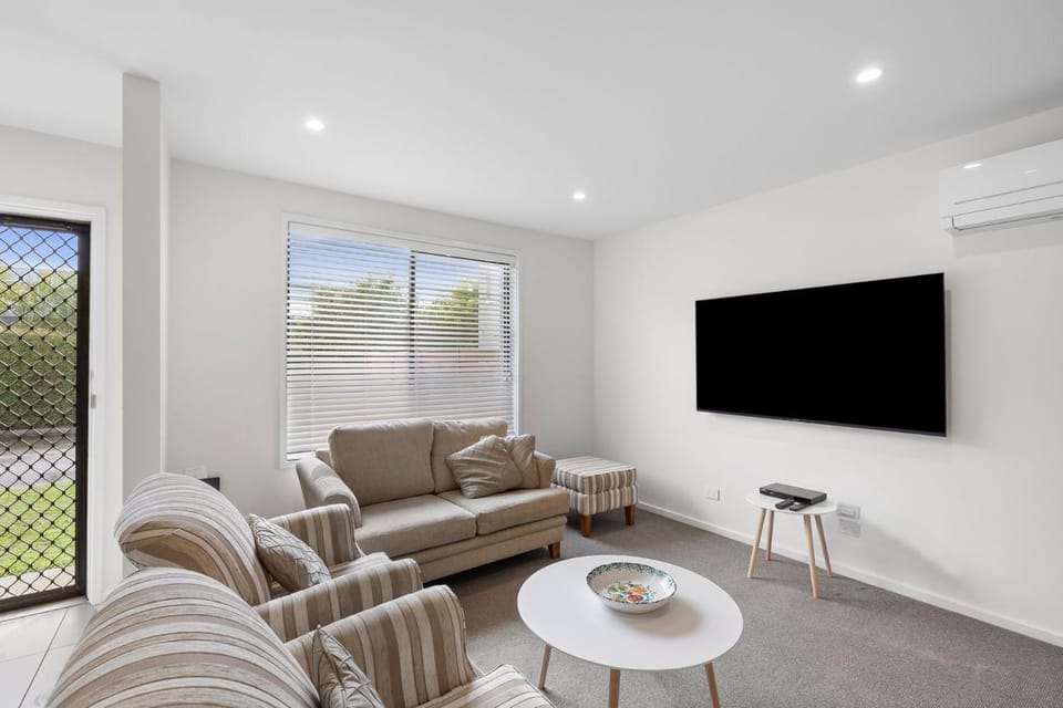 Cosy Esplanade Unit 8 Steps to Beach & Cafes Apartment in Torquay