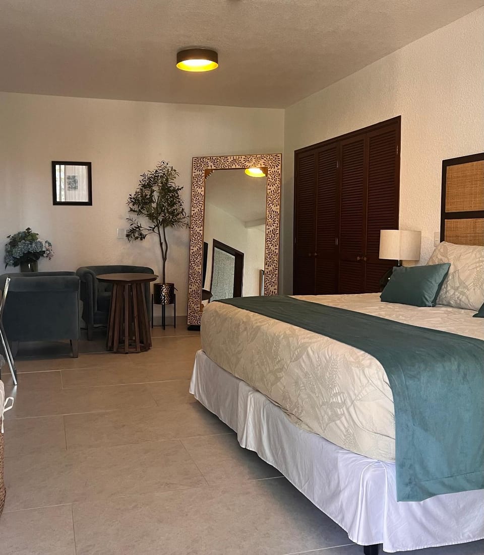 Bed, Photo of the whole room, Seating area, Bedroom