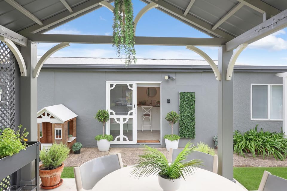 Property building, Patio, Day, Garden