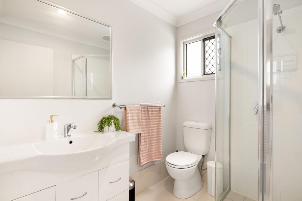 Shower, Toilet, Bathroom, towels