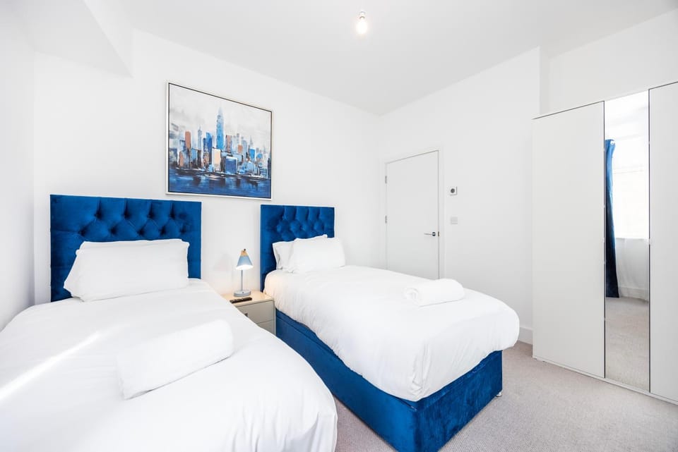 Modern 3 Bedroom House With Balconies & Parking Apartment in London