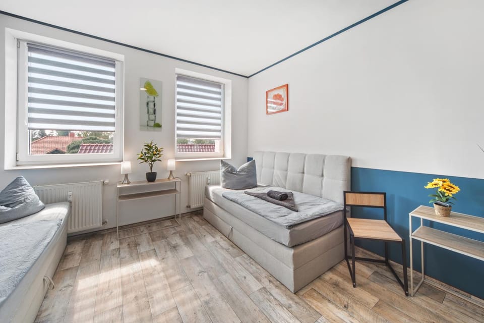 Bed, Photo of the whole room, Seating area, Bedroom, towels