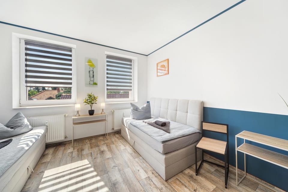 Bed, Photo of the whole room, Seating area, Dining area, Bedroom, towels