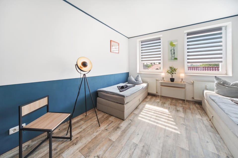 Bed, Photo of the whole room, Seating area, Bedroom, towels