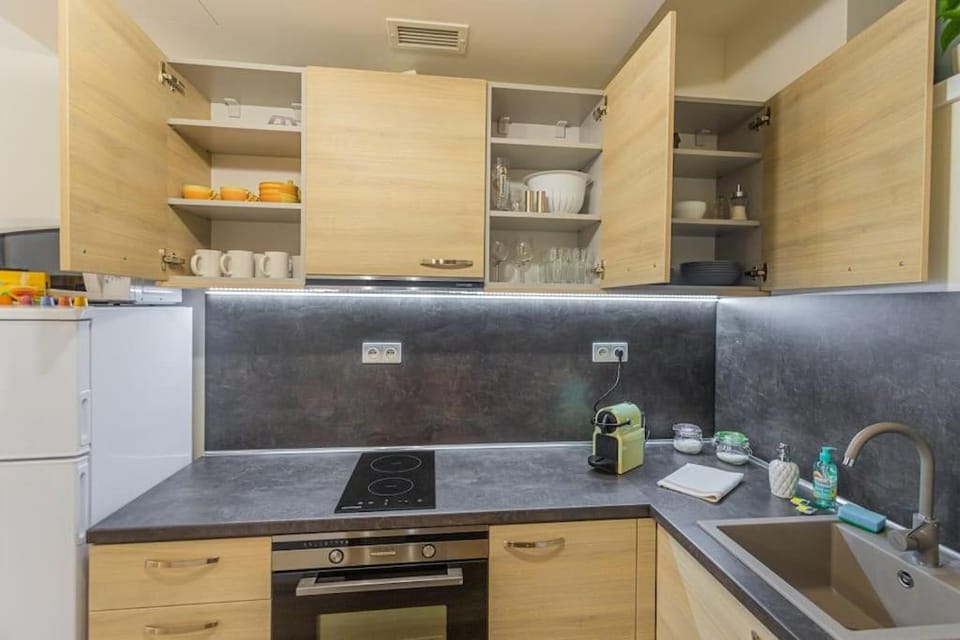 Kitchen or kitchenette, dishwasher, stove