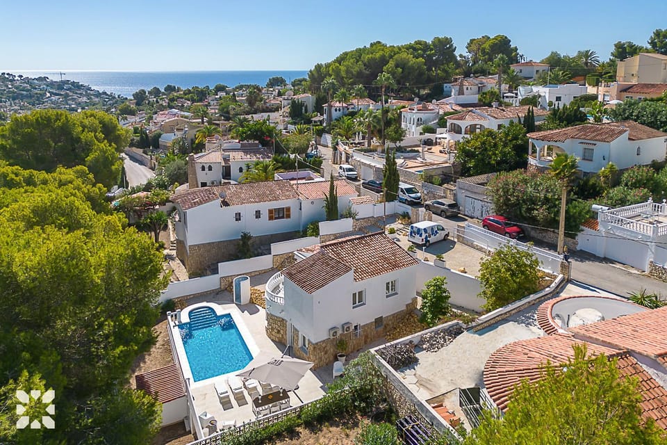 Property building, Day, Neighbourhood, Natural landscape, Bird's eye view, City view, Mountain view, Pool view, Sea view, Street view, Swimming pool, Location, Parking