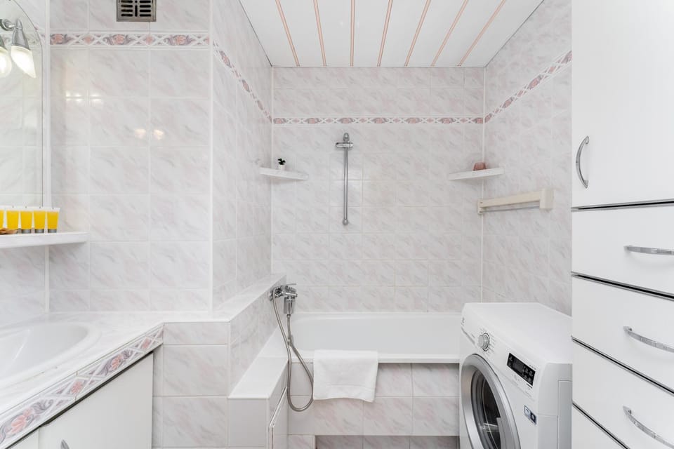 Bathroom, Bath, towels, washing machine