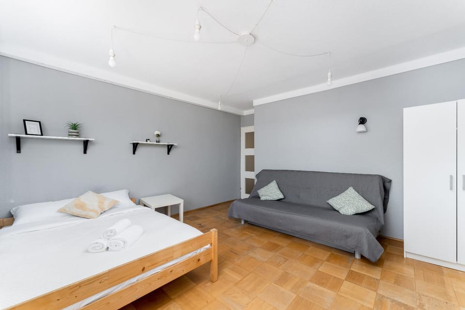 Bed, Living room, Photo of the whole room, Seating area, Bedroom, towels