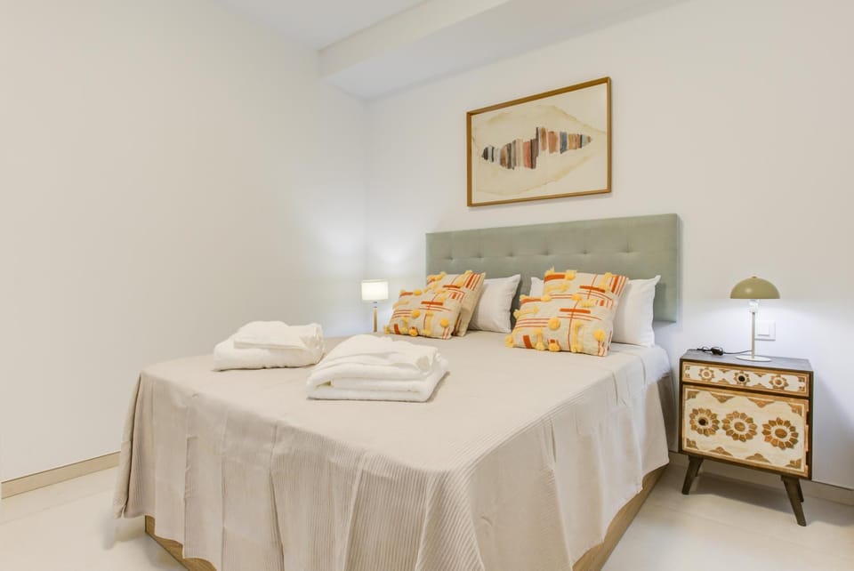 Bed, Bedroom, towels
