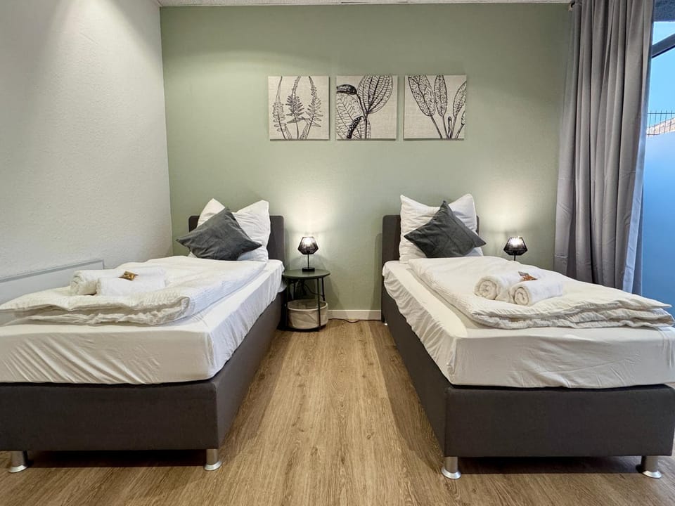 Bed, Bedroom, towels