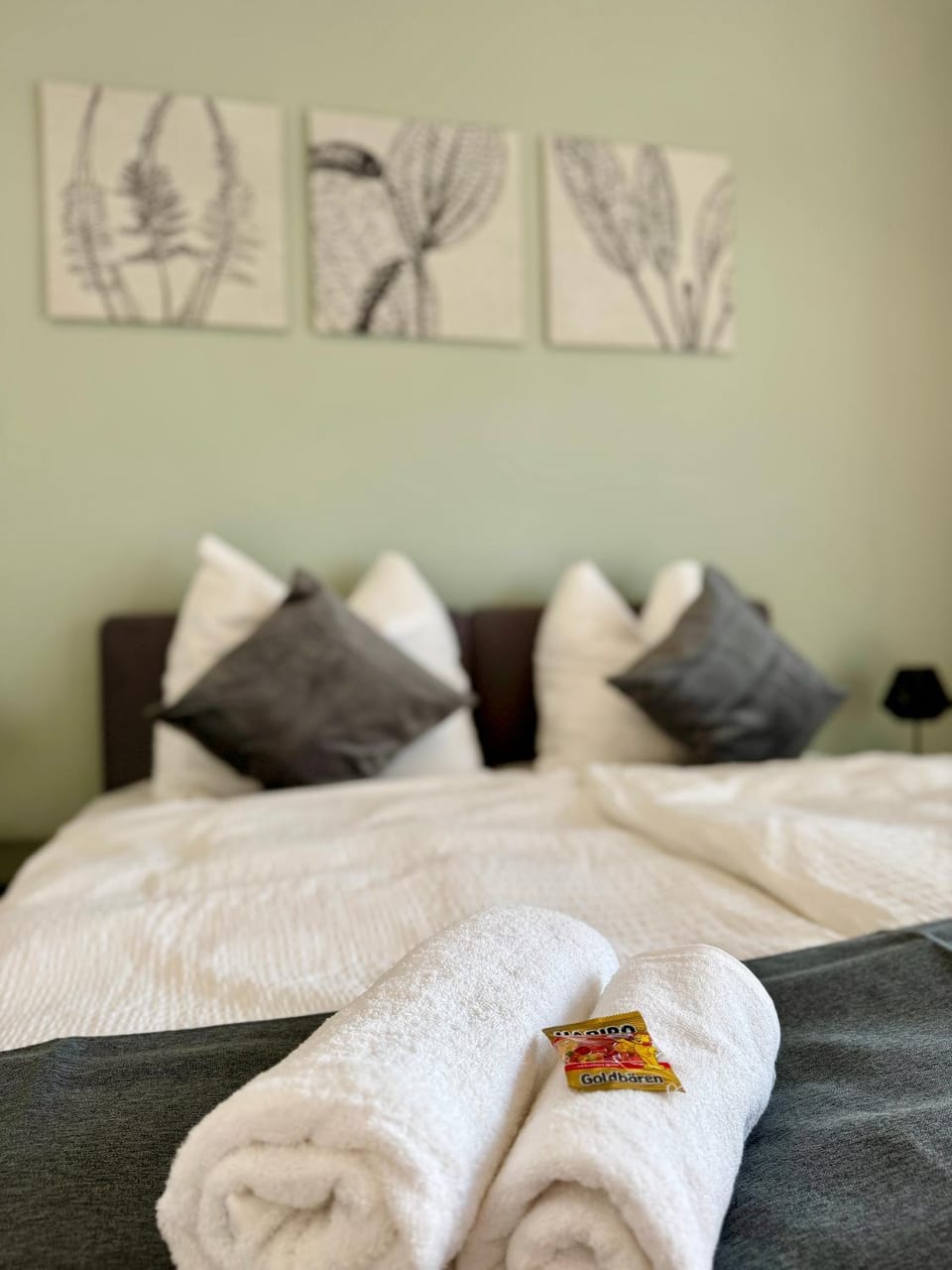 Bed, Bedroom, towels
