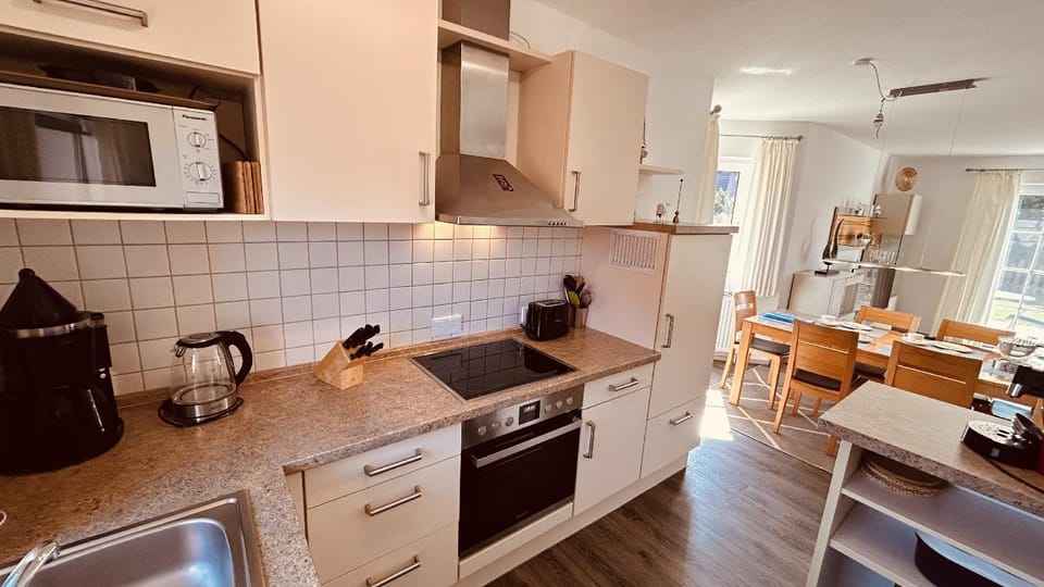 Coffee/tea facilities, Kitchen or kitchenette, Dining area, dishwasher, oven, stove, toaster