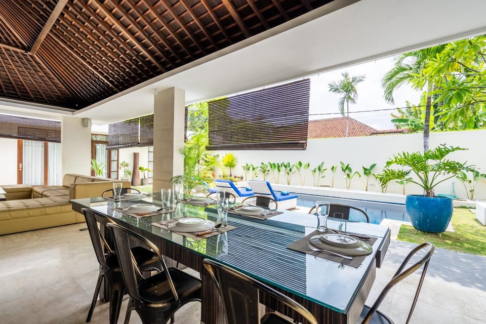 Day, Living room, Seating area, Dining area, Pool view, Swimming pool