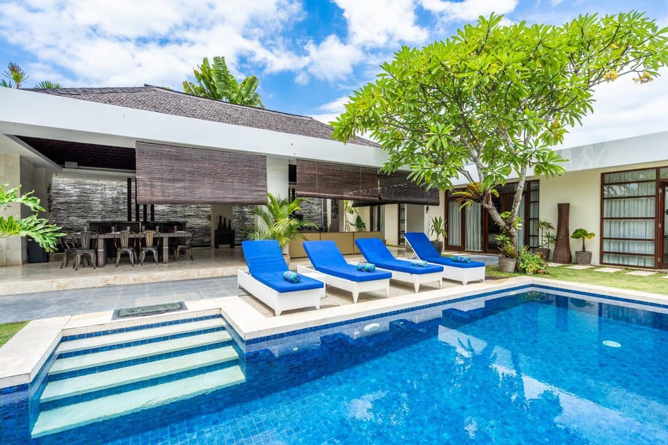 Property building, Spring, Day, Garden, Garden view, Pool view, Swimming pool, sunbed