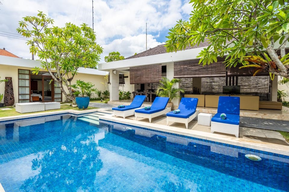 Property building, Spring, Day, Garden, Garden view, Pool view, Swimming pool, sunbed