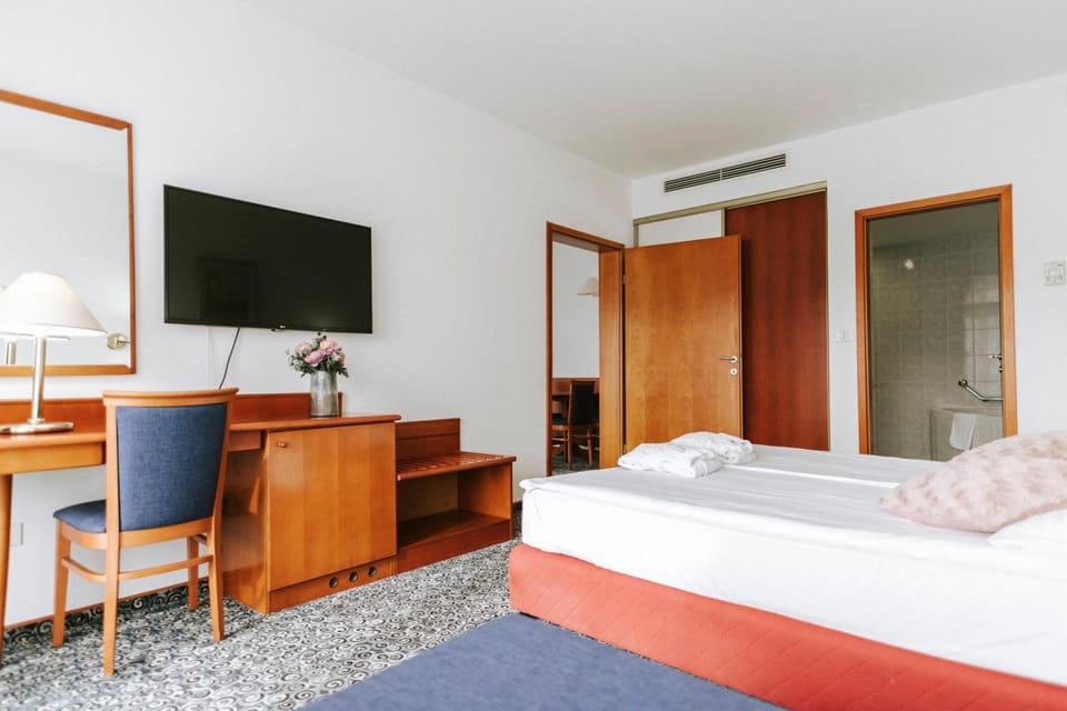 Property building, Bed, TV and multimedia, Bedroom