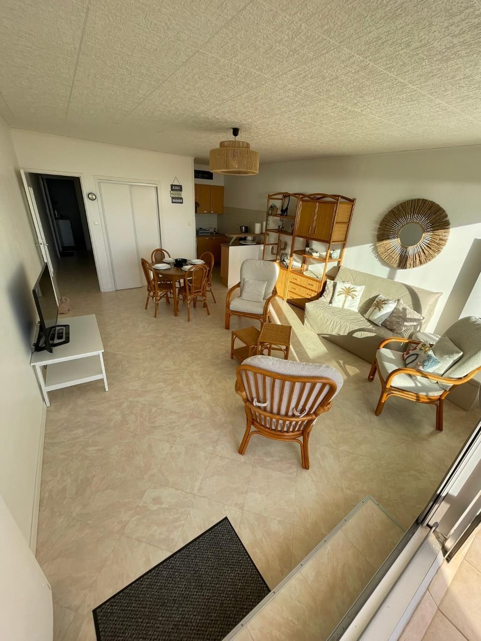 Communal lounge/ TV room, TV and multimedia, Living room, Dining area