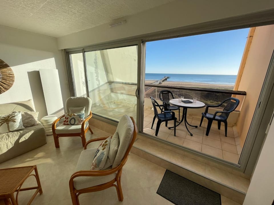 Natural landscape, View (from property/room), Balcony/Terrace, Living room, Sea view