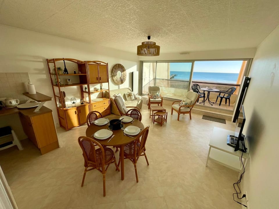Communal lounge/ TV room, Natural landscape, TV and multimedia, Living room, Dining area, Sea view