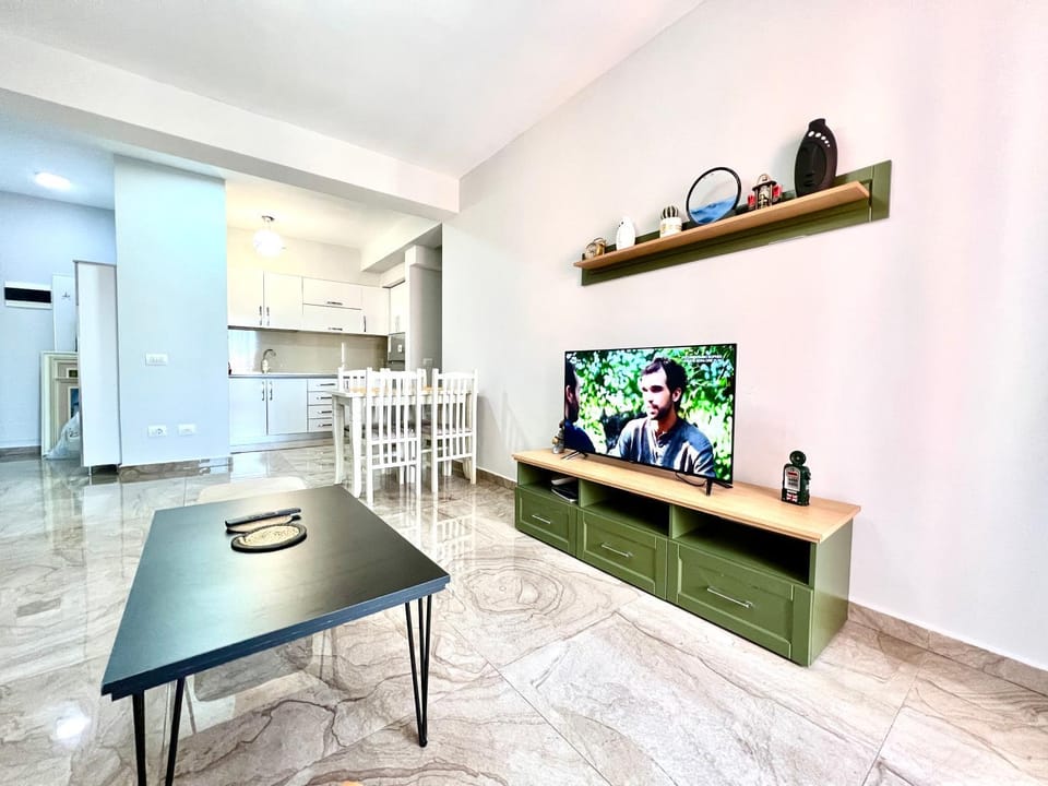 TV and multimedia, Kitchen or kitchenette, Living room, Seating area, Dining area