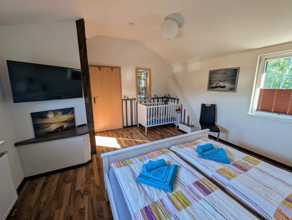 Bed, TV and multimedia, Bedroom