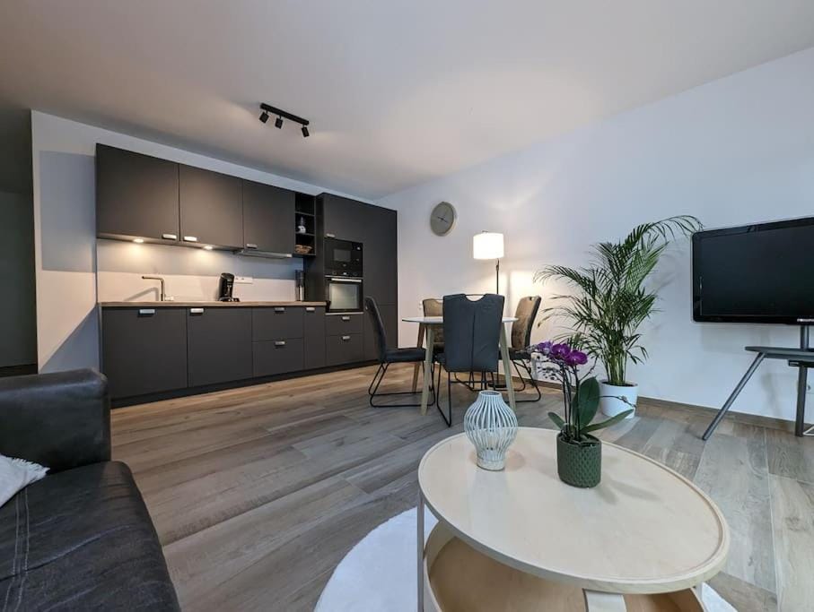 Kitchen or kitchenette, Living room, Seating area, Dining area