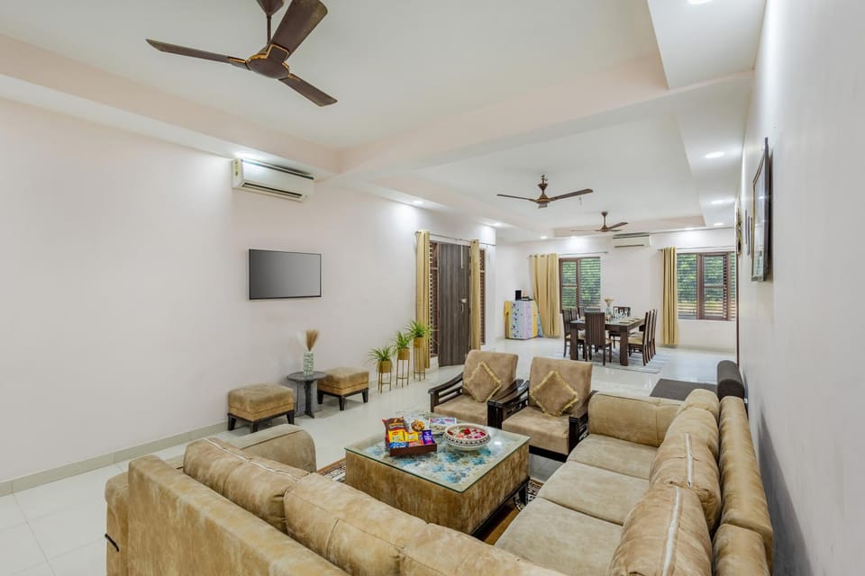 Communal lounge/ TV room, TV and multimedia, Living room, Seating area, Dining area, Evening entertainment, air conditioner