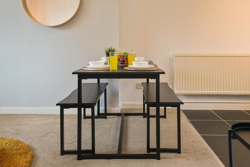 Dining area, internet