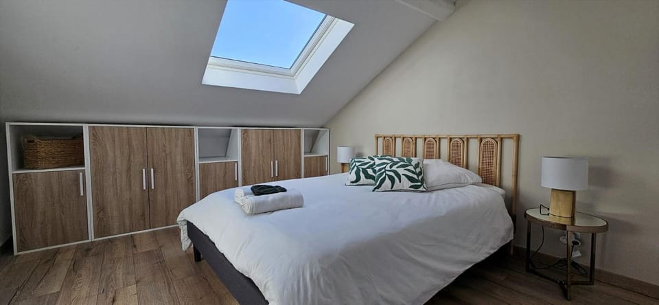 Bed, Photo of the whole room, Bedroom