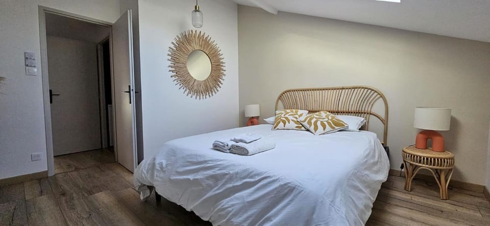 Bed, Photo of the whole room, Bedroom, towels