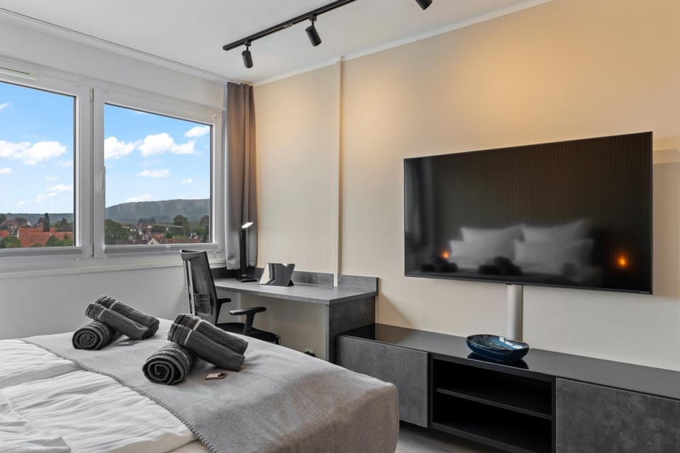 Bed, TV and multimedia, Photo of the whole room, Bedroom