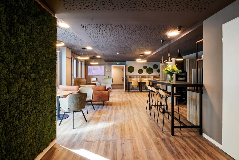 Communal lounge/ TV room, TV and multimedia, Coffee/tea facilities, Seating area, vending machine